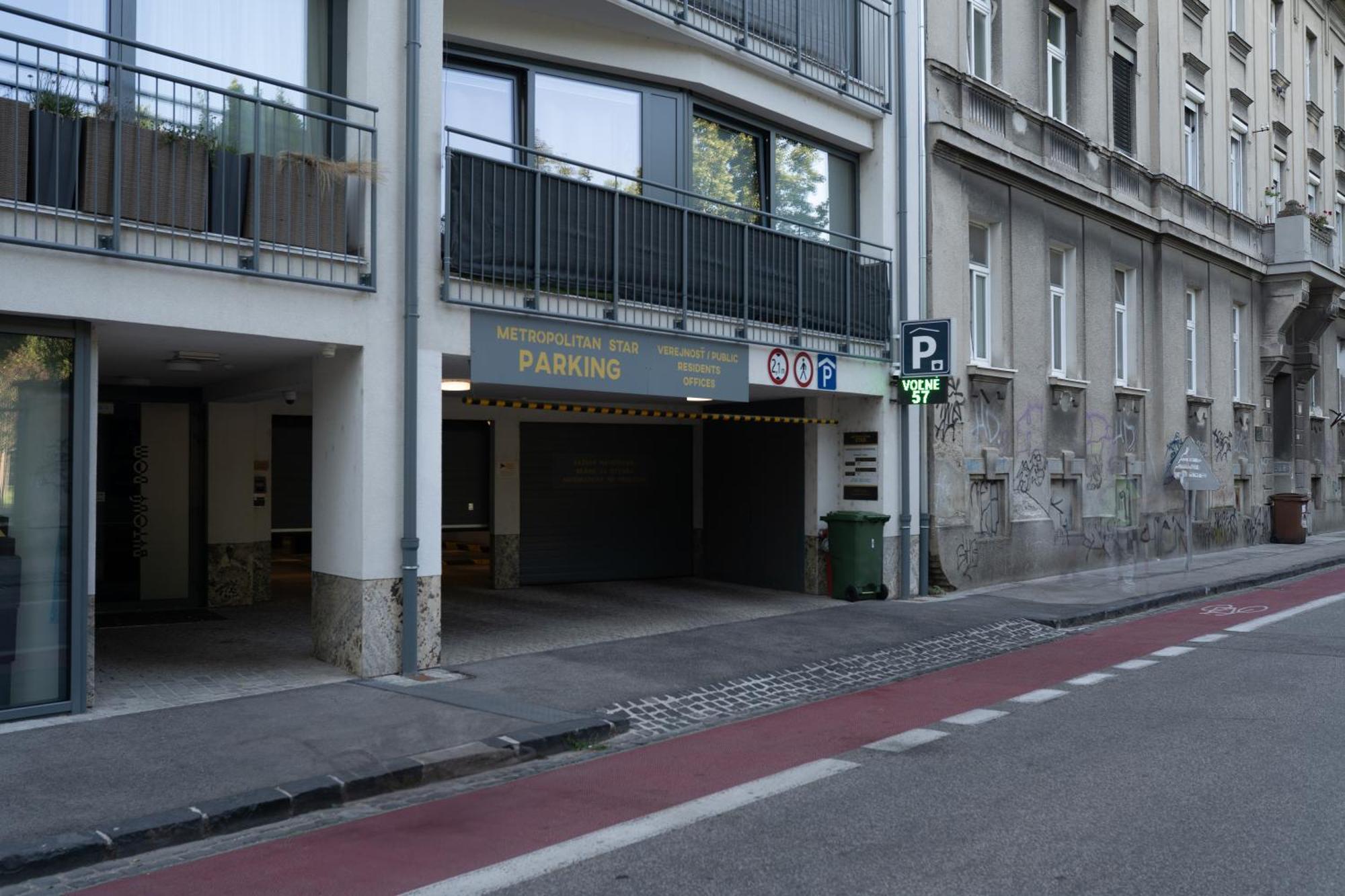 Hotel Reverie - Dependance, Check-In At Metropolitan Star Bratislava Exteriör bild
