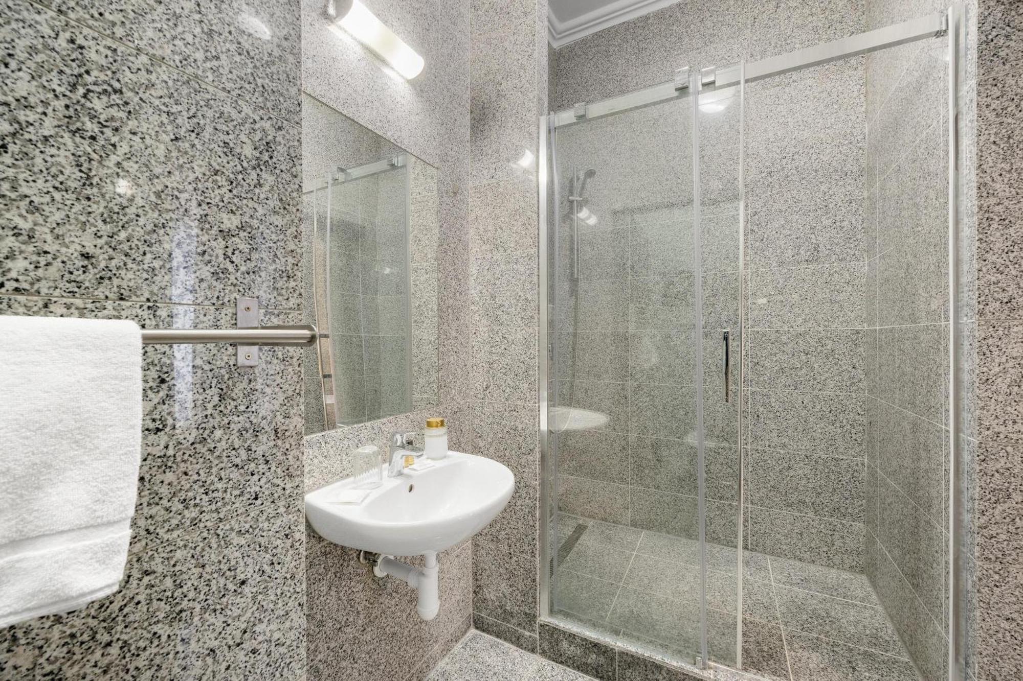 Hotel Reverie - Dependance, Check-In At Metropolitan Star Bratislava Exteriör bild