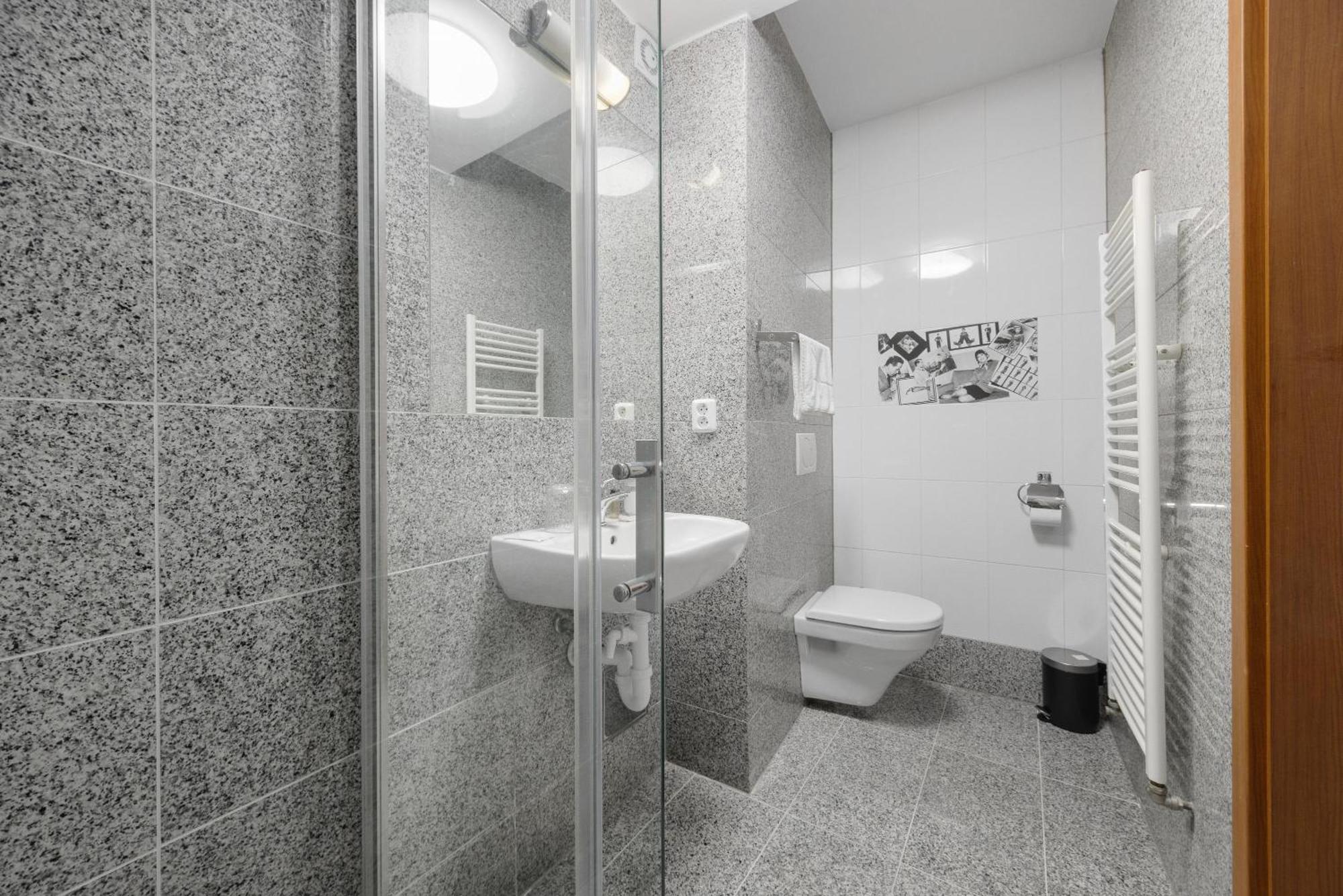 Hotel Reverie - Dependance, Check-In At Metropolitan Star Bratislava Exteriör bild