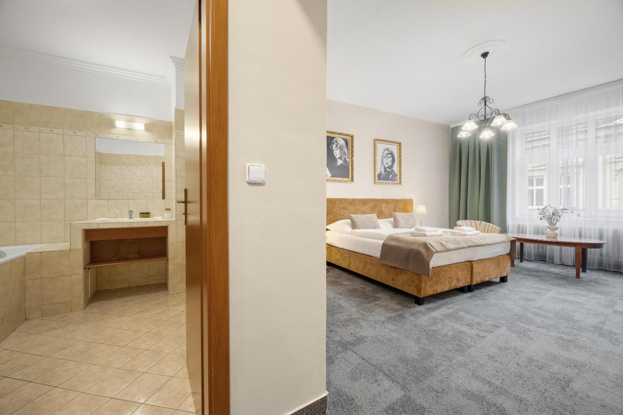 Hotel Reverie - Dependance, Check-In At Metropolitan Star Bratislava Exteriör bild