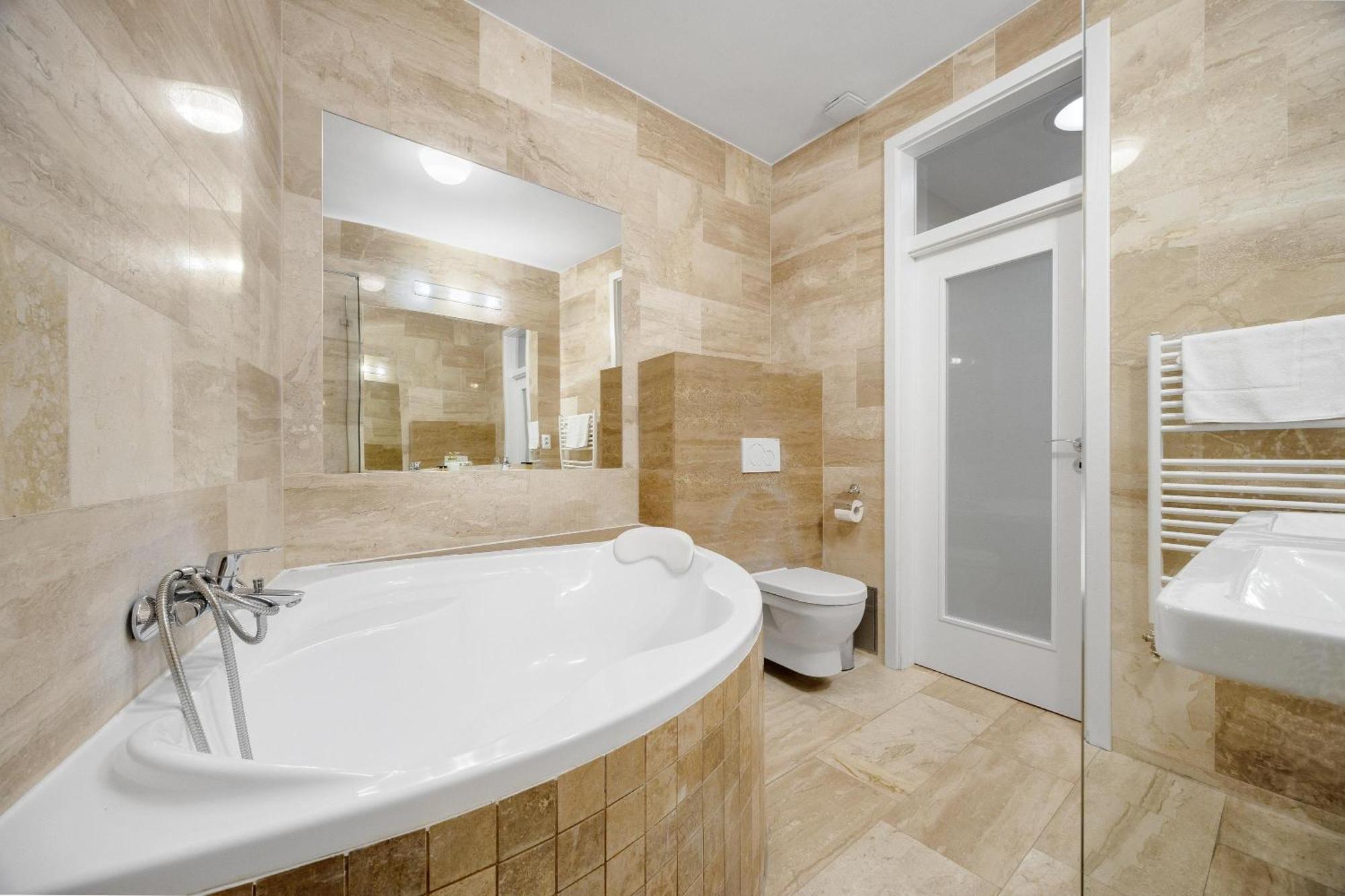 Hotel Reverie - Dependance, Check-In At Metropolitan Star Bratislava Exteriör bild
