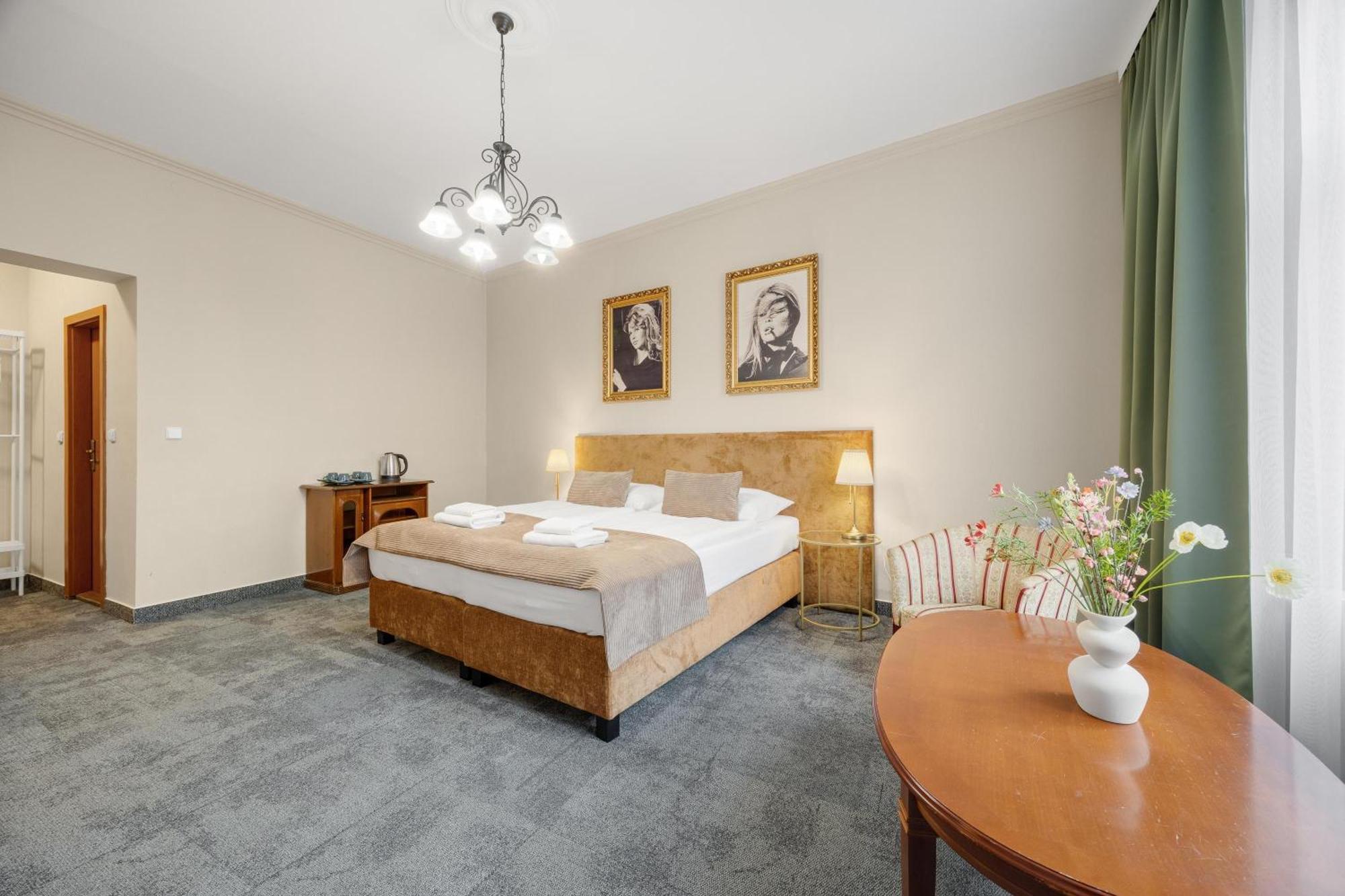 Hotel Reverie - Dependance, Check-In At Metropolitan Star Bratislava Exteriör bild