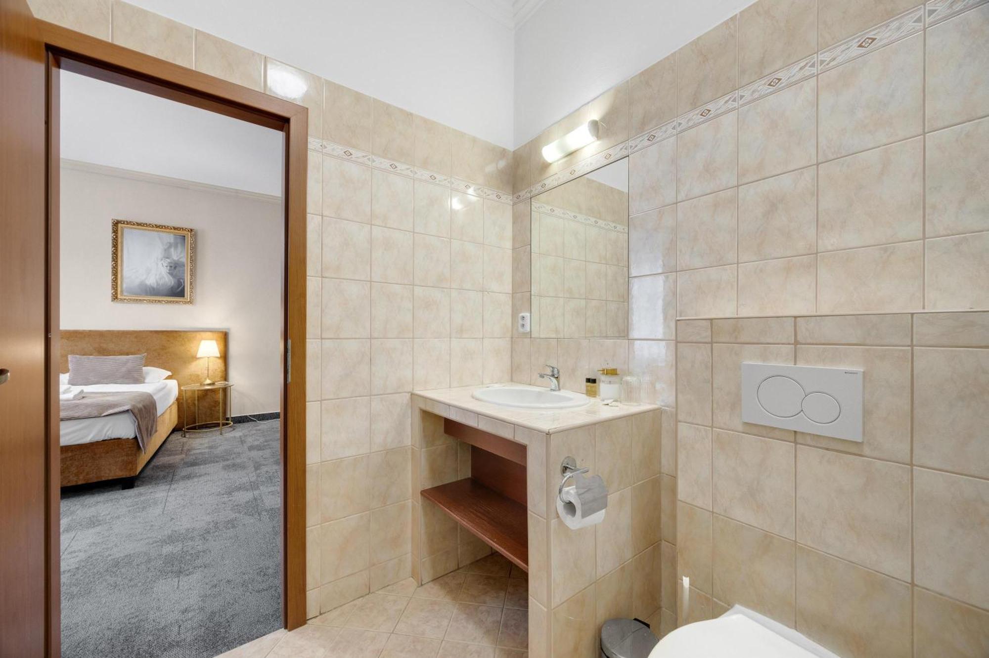 Hotel Reverie - Dependance, Check-In At Metropolitan Star Bratislava Exteriör bild