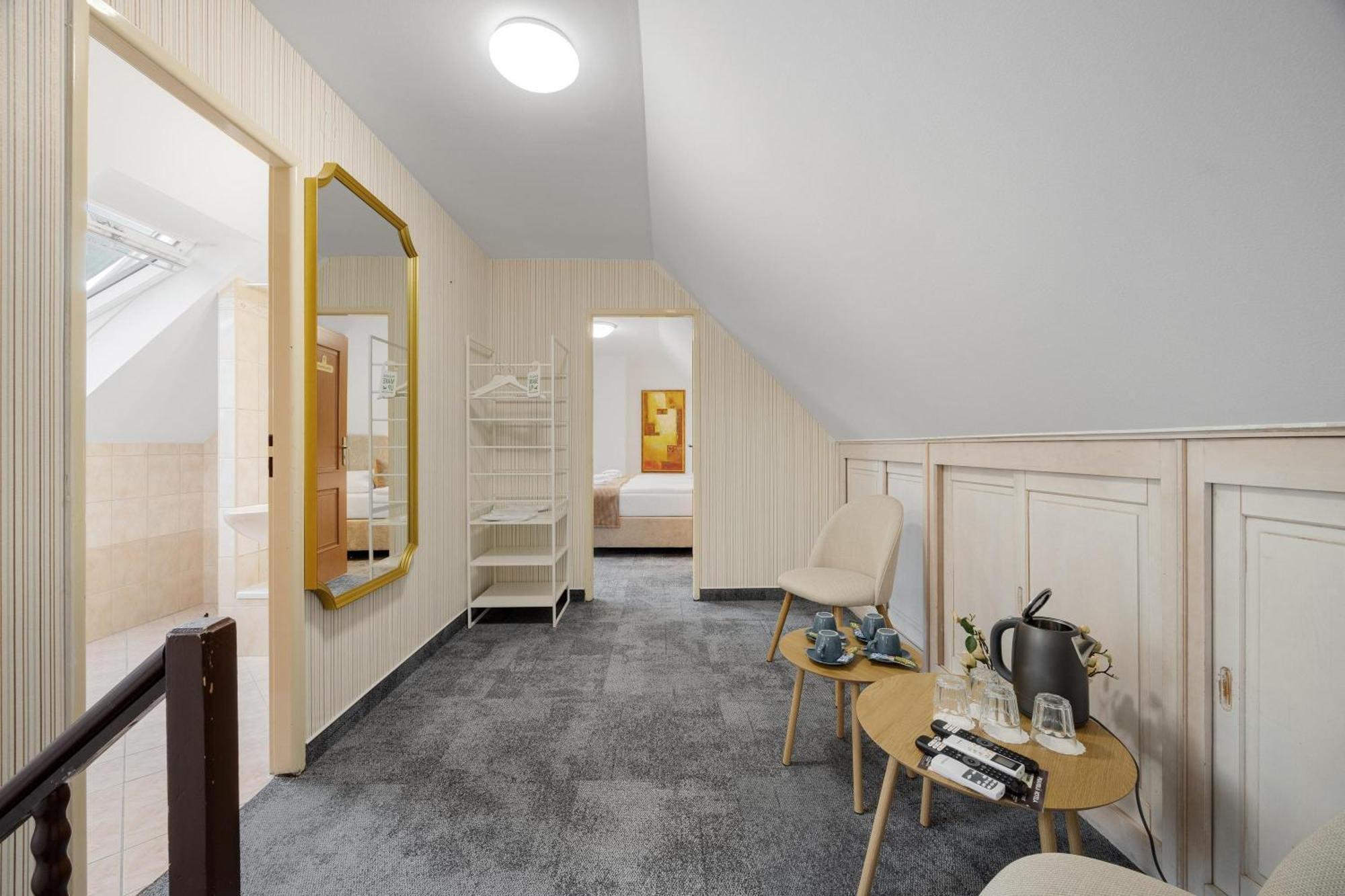 Hotel Reverie - Dependance, Check-In At Metropolitan Star Bratislava Exteriör bild