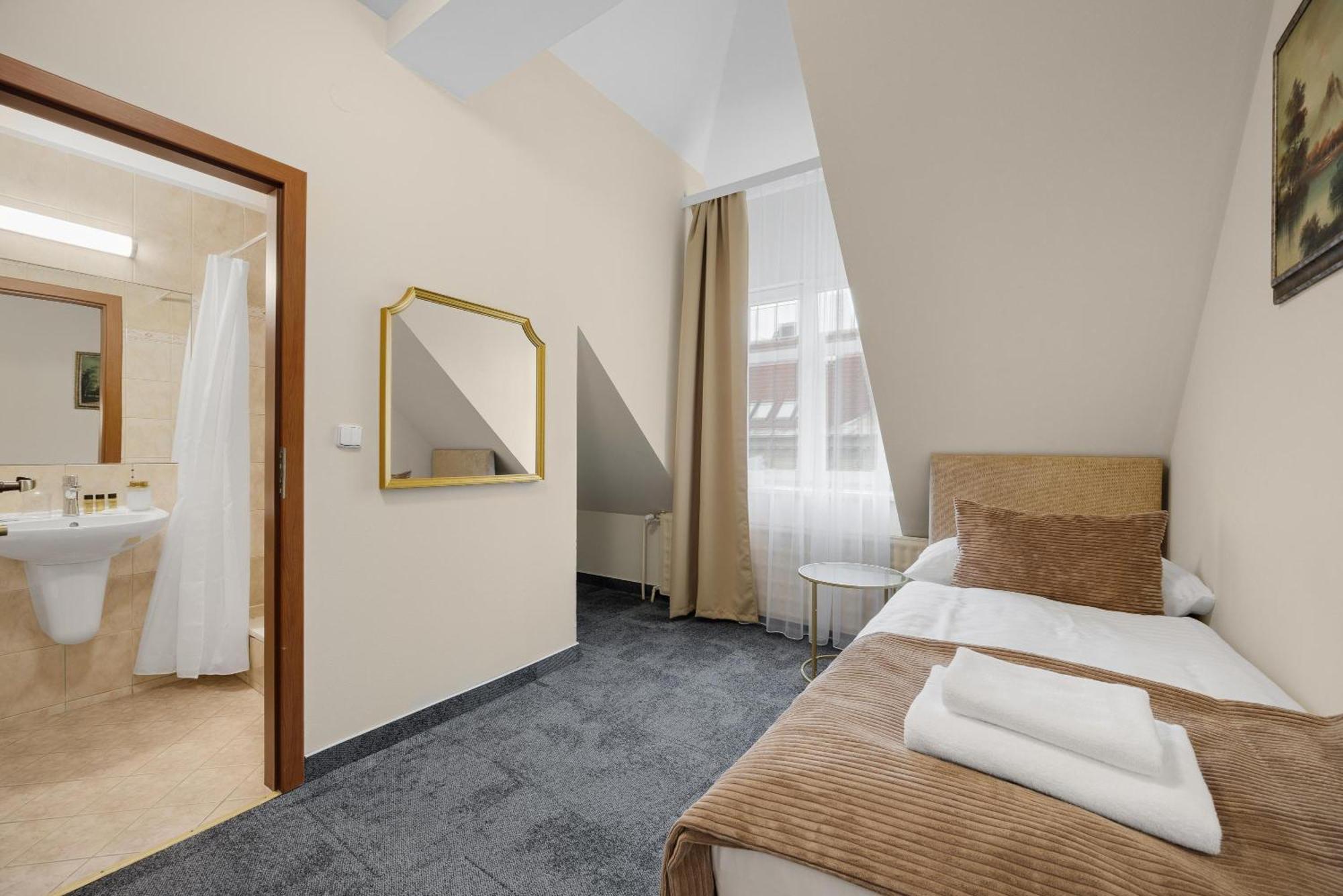Hotel Reverie - Dependance, Check-In At Metropolitan Star Bratislava Exteriör bild