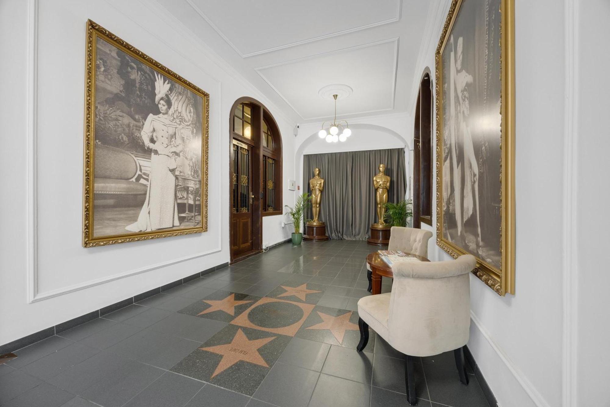 Hotel Reverie - Dependance, Check-In At Metropolitan Star Bratislava Exteriör bild