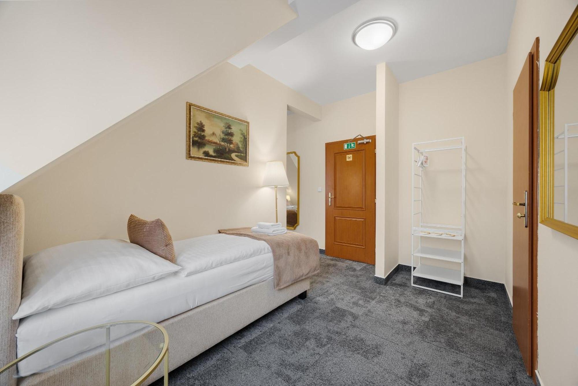 Hotel Reverie - Dependance, Check-In At Metropolitan Star Bratislava Exteriör bild