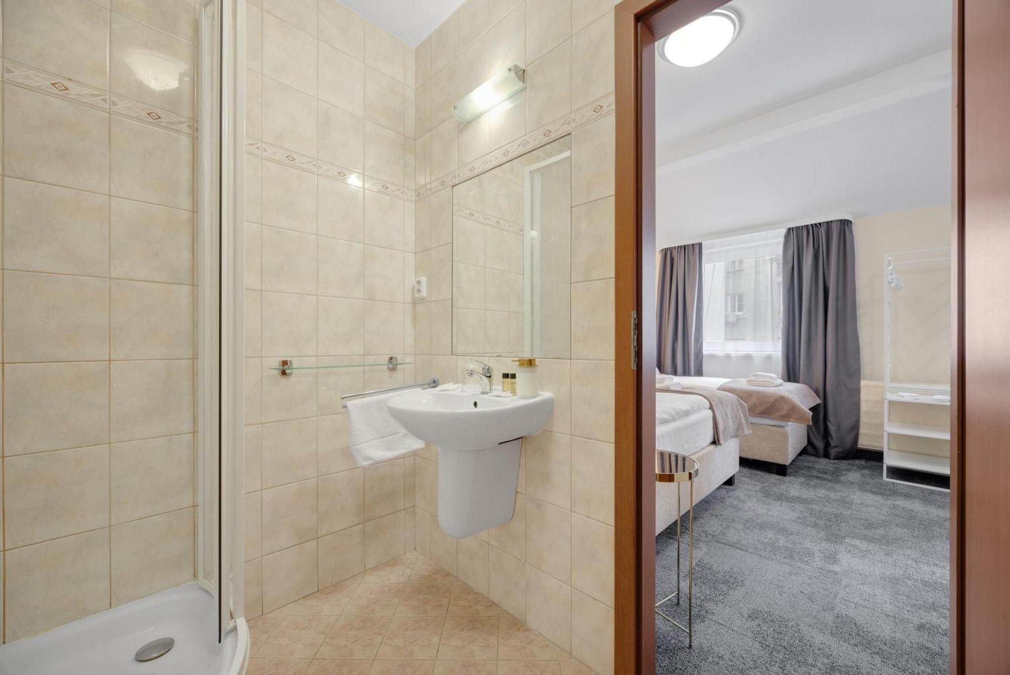 Hotel Reverie - Dependance, Check-In At Metropolitan Star Bratislava Exteriör bild