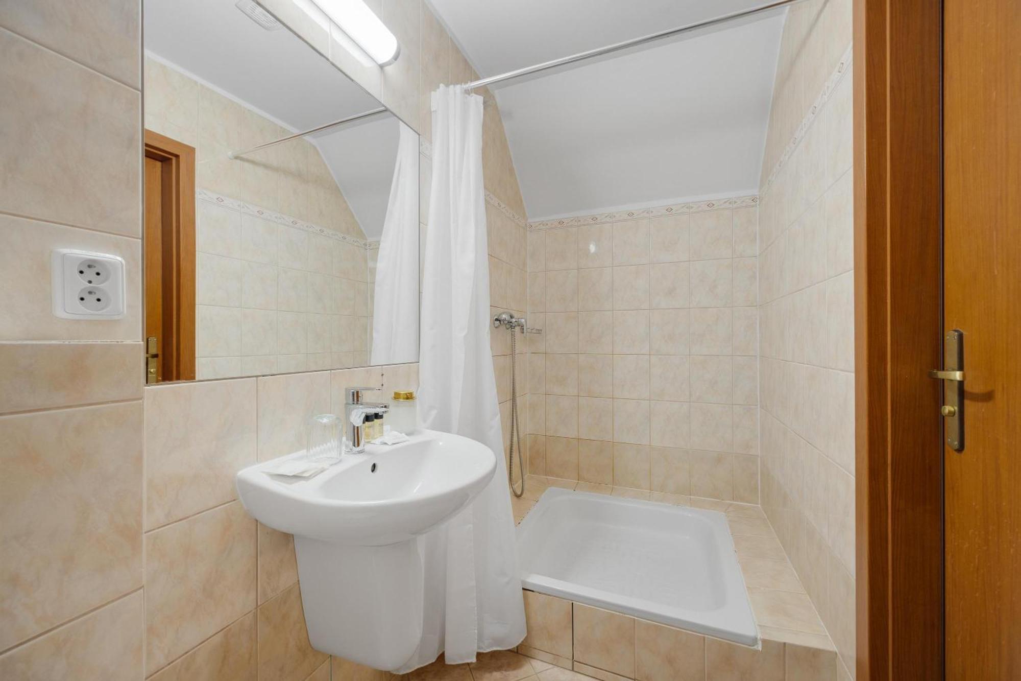 Hotel Reverie - Dependance, Check-In At Metropolitan Star Bratislava Exteriör bild
