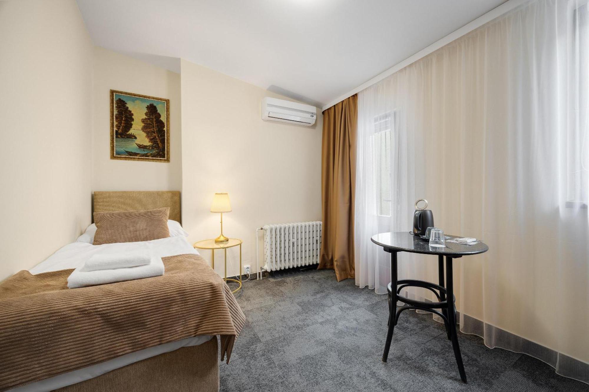 Hotel Reverie - Dependance, Check-In At Metropolitan Star Bratislava Exteriör bild