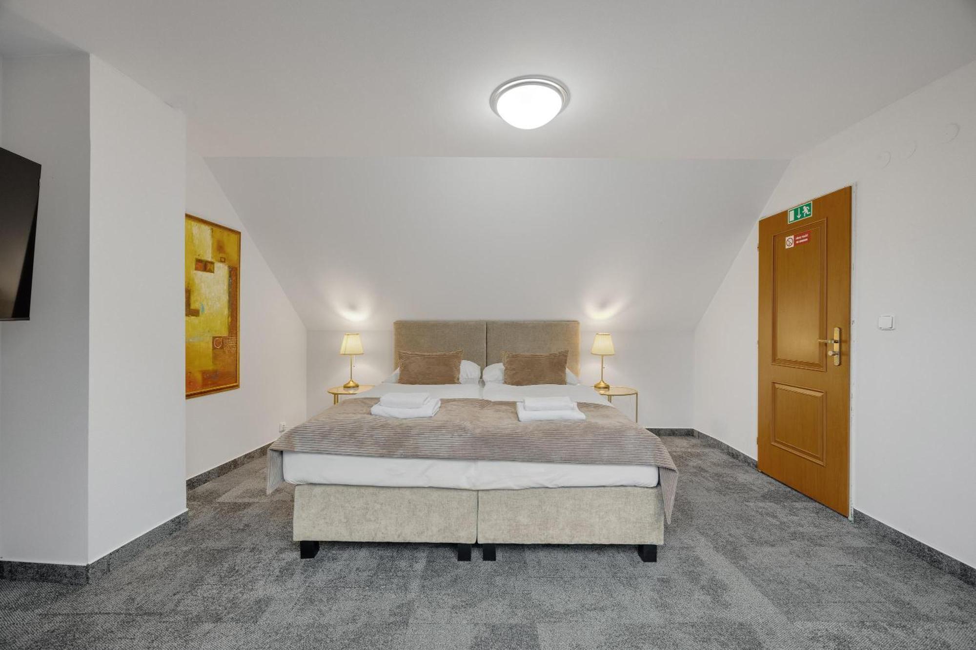 Hotel Reverie - Dependance, Check-In At Metropolitan Star Bratislava Exteriör bild