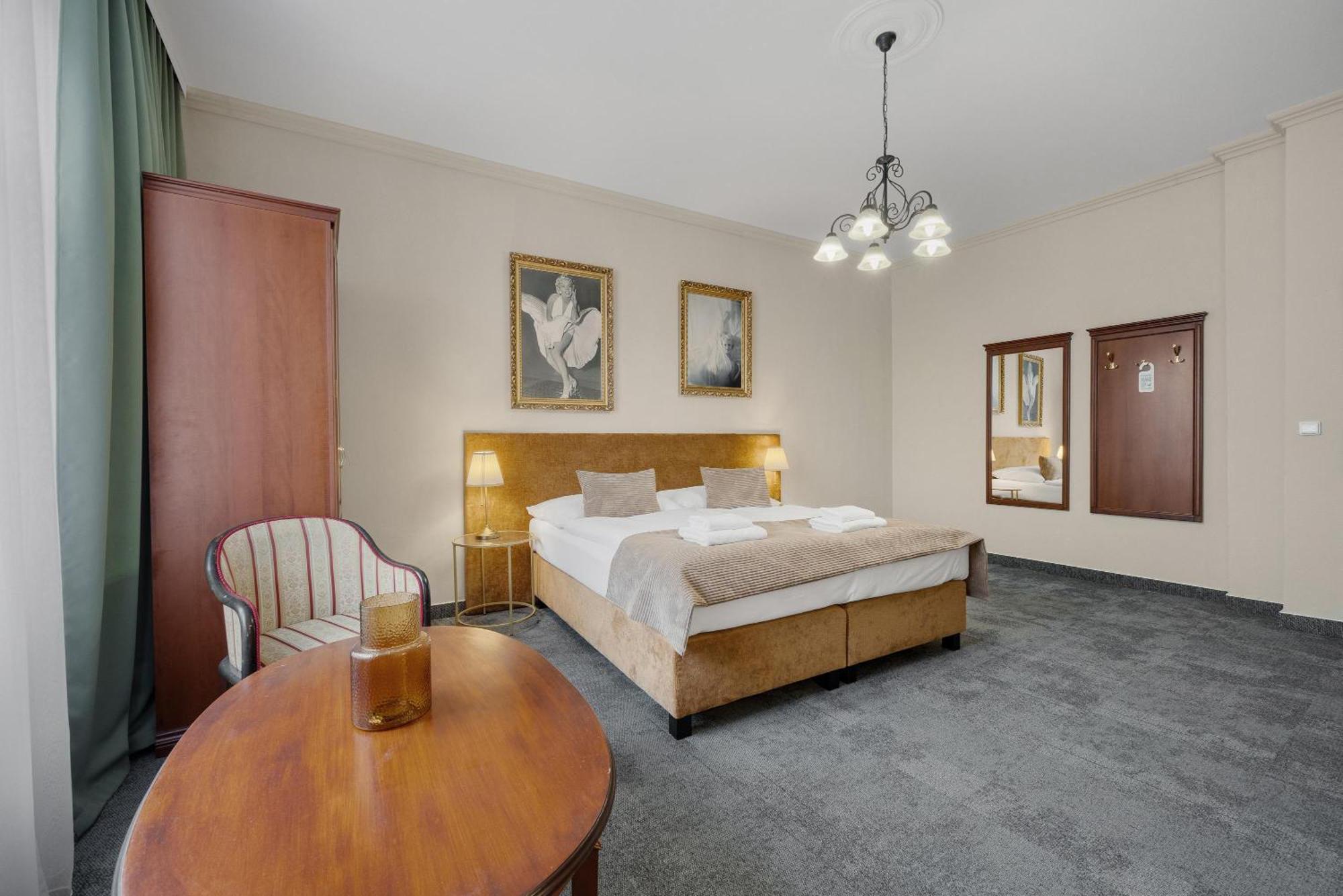 Hotel Reverie - Dependance, Check-In At Metropolitan Star Bratislava Exteriör bild