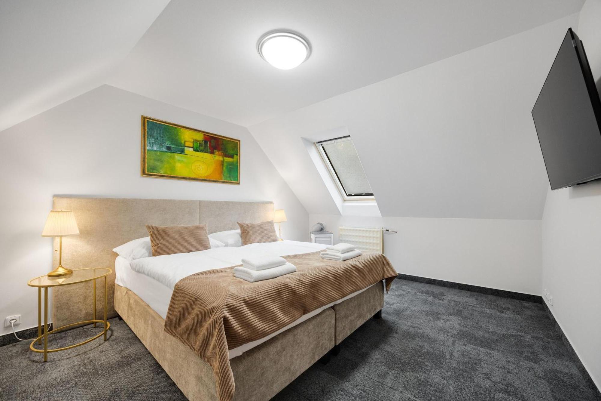 Hotel Reverie - Dependance, Check-In At Metropolitan Star Bratislava Exteriör bild