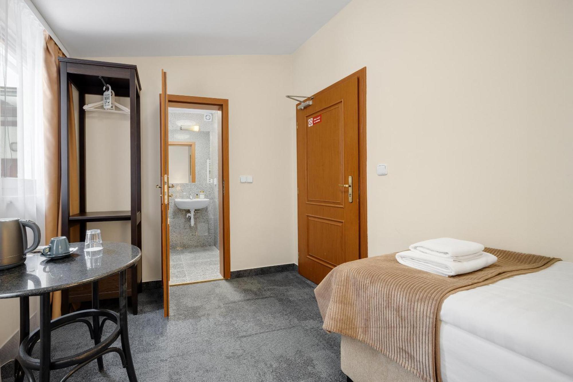 Hotel Reverie - Dependance, Check-In At Metropolitan Star Bratislava Exteriör bild
