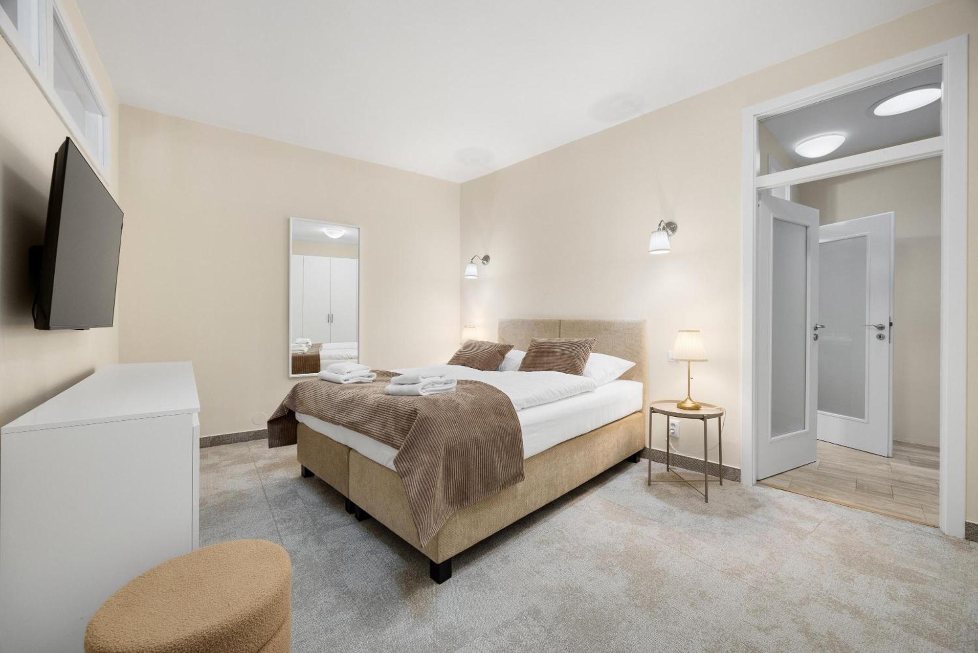 Hotel Reverie - Dependance, Check-In At Metropolitan Star Bratislava Exteriör bild