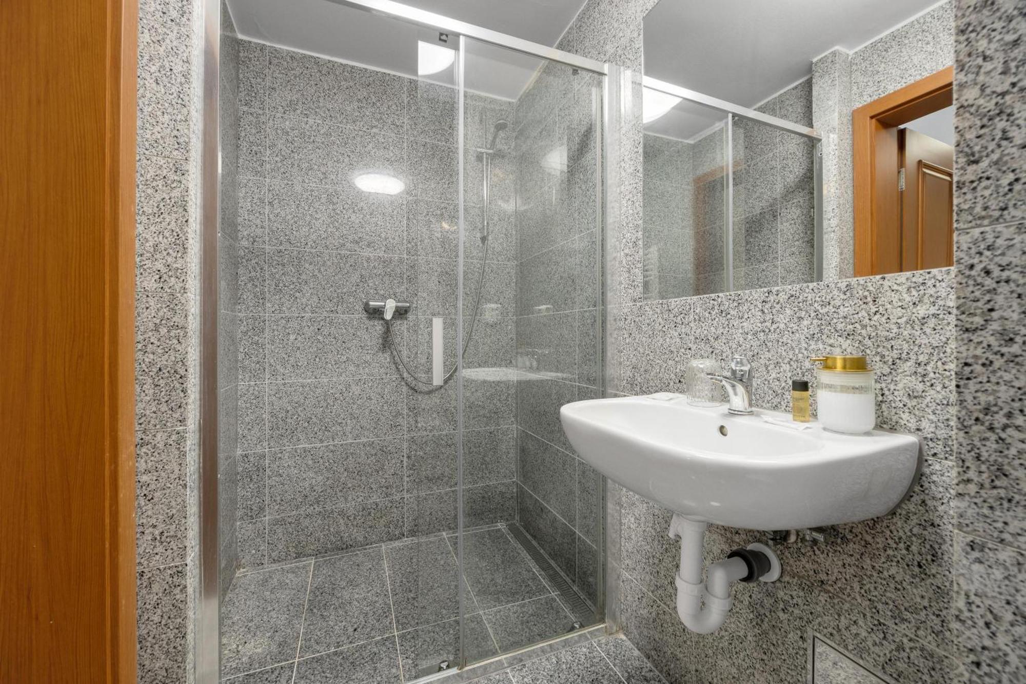 Hotel Reverie - Dependance, Check-In At Metropolitan Star Bratislava Exteriör bild